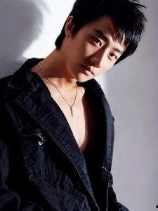 黄轩资料照片,光影交织下的魅力演绎  第2张