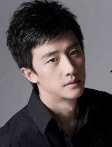 黄轩资料照片,光影交织下的魅力演绎  第3张