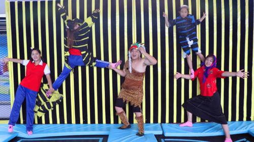 人粘在墙上娱乐,探索墙面娱乐的独特魅力  第2张