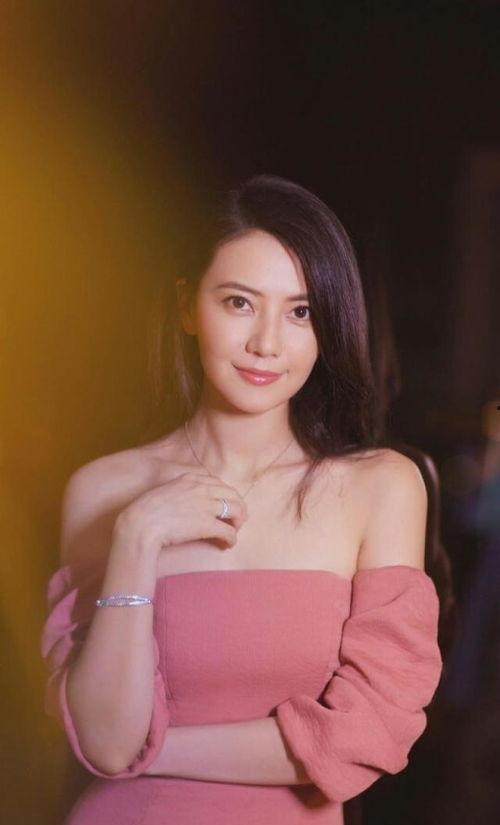 东方红艳生活照,岁月如歌,光影中的青春印记 第3张 东方红艳生活照,岁月如歌,光影中的青春印记 第3张