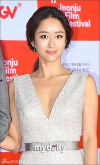 明星胸照片  第3张